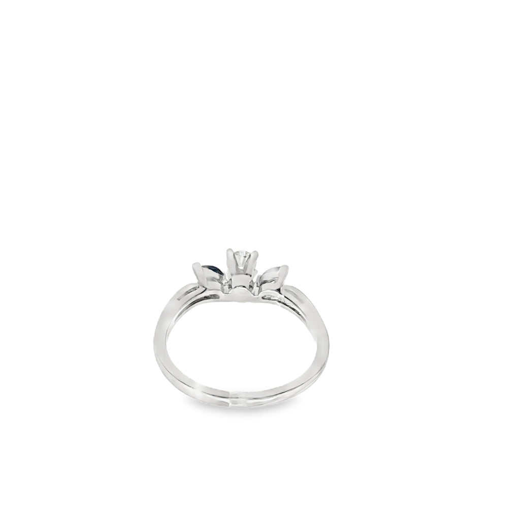 SOLITARIO ORO BLANCO CON DIAMANTE Y ZAFIROS