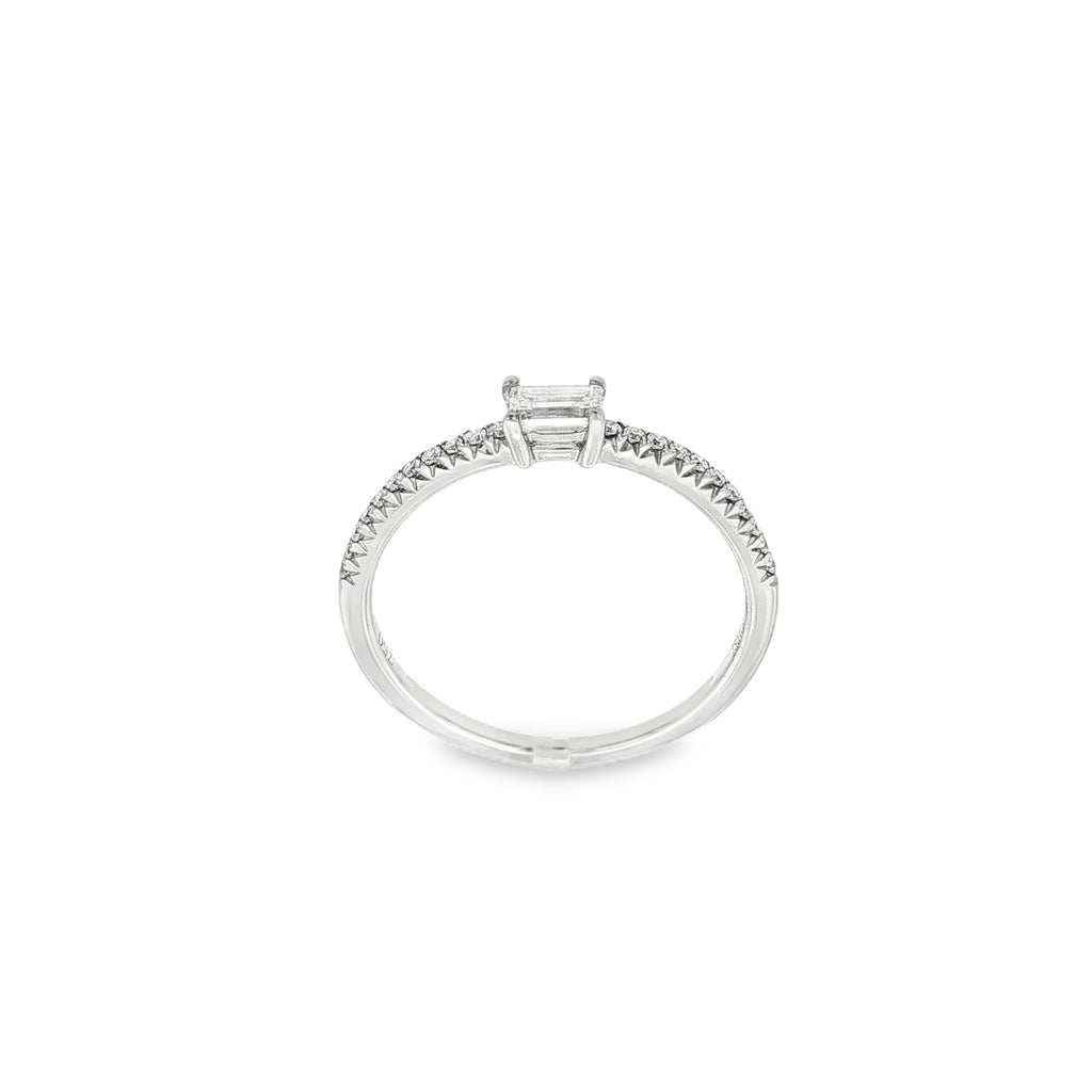 ANILLO ORO BLANCO CON DIAMANTE BAGUETTE Y PUNTAS DE DIAMANTE