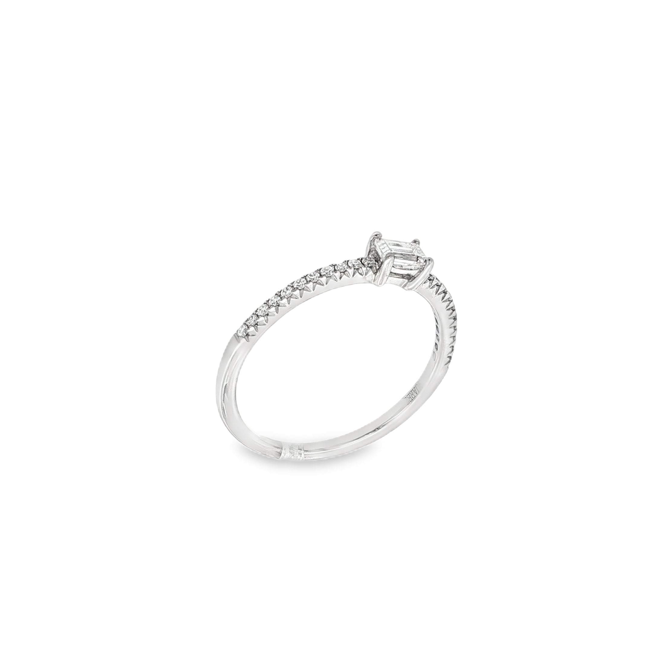 ANILLO ORO BLANCO CON DIAMANTE BAGUETTE Y PUNTAS DE DIAMANTE