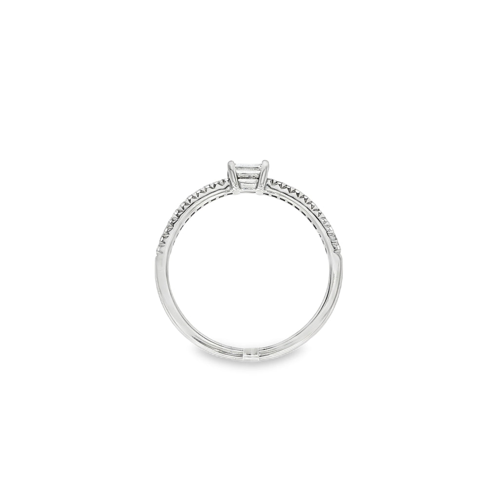 ANILLO ORO BLANCO CON DIAMANTE BAGUETTE Y PUNTAS DE DIAMANTE