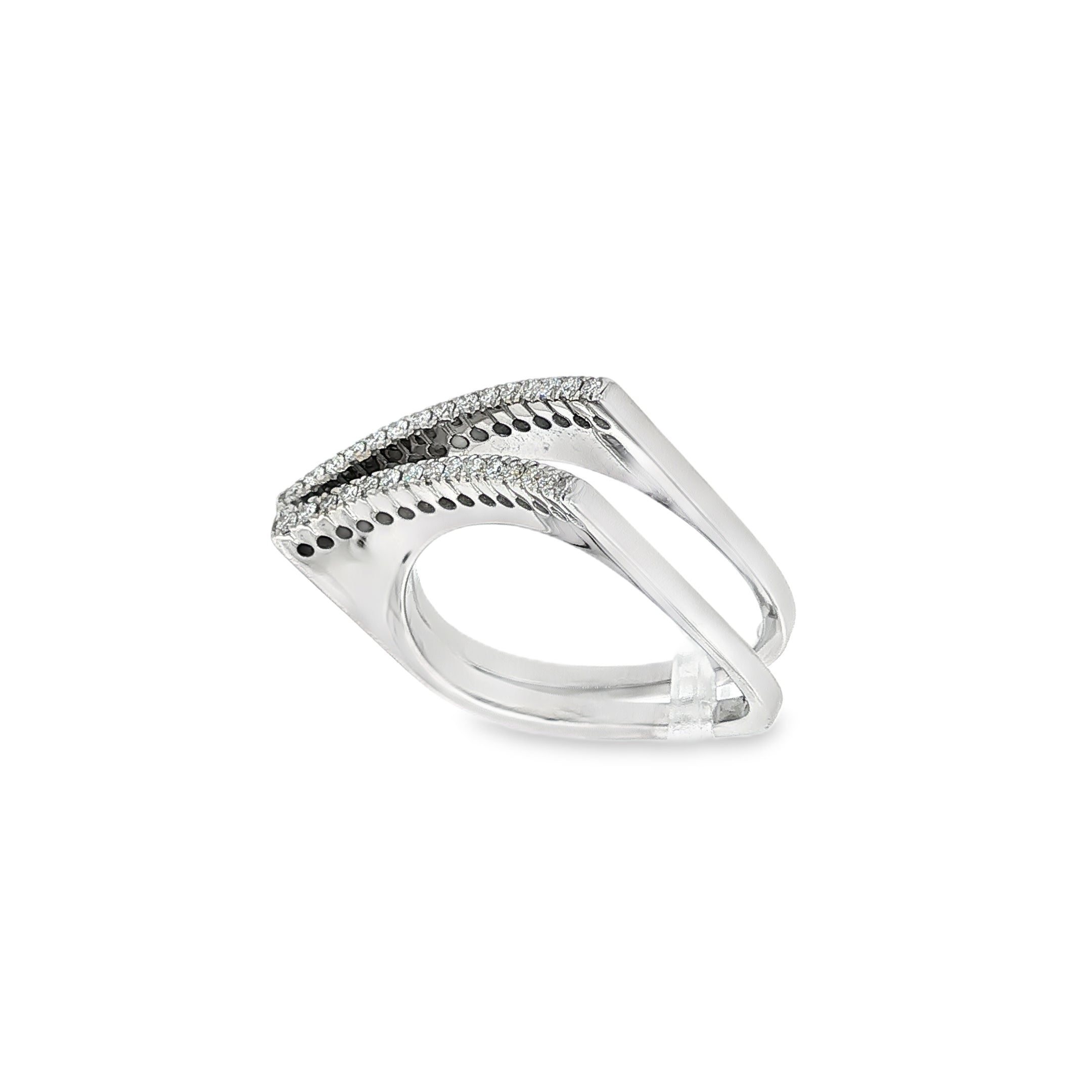 ANILLO V DE ORO BLANCO CON DIAMANTES