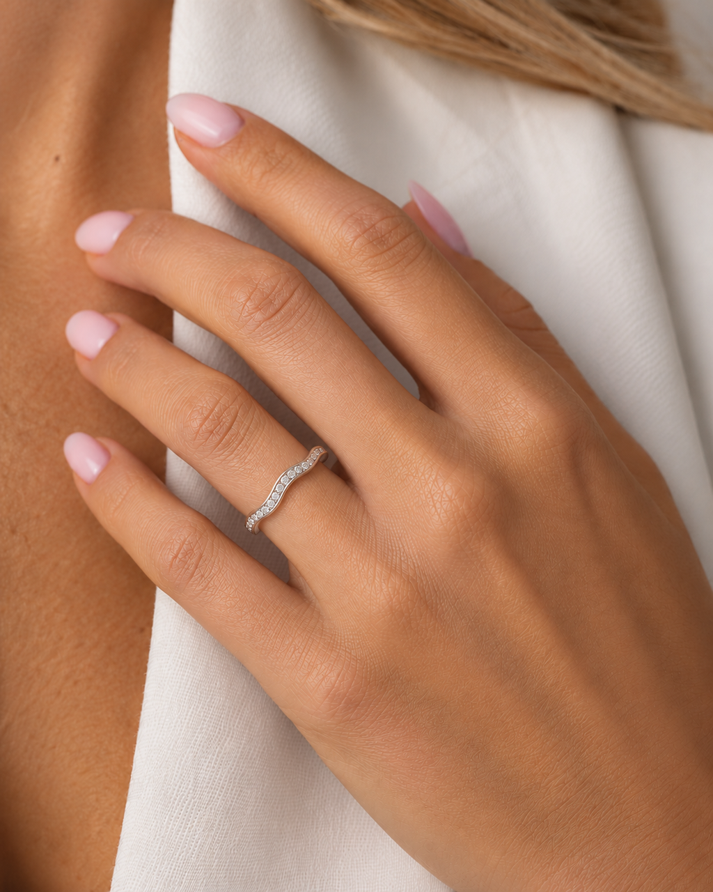 ANILLO ONDAS ORO BLANCO CON CIRCONITAS