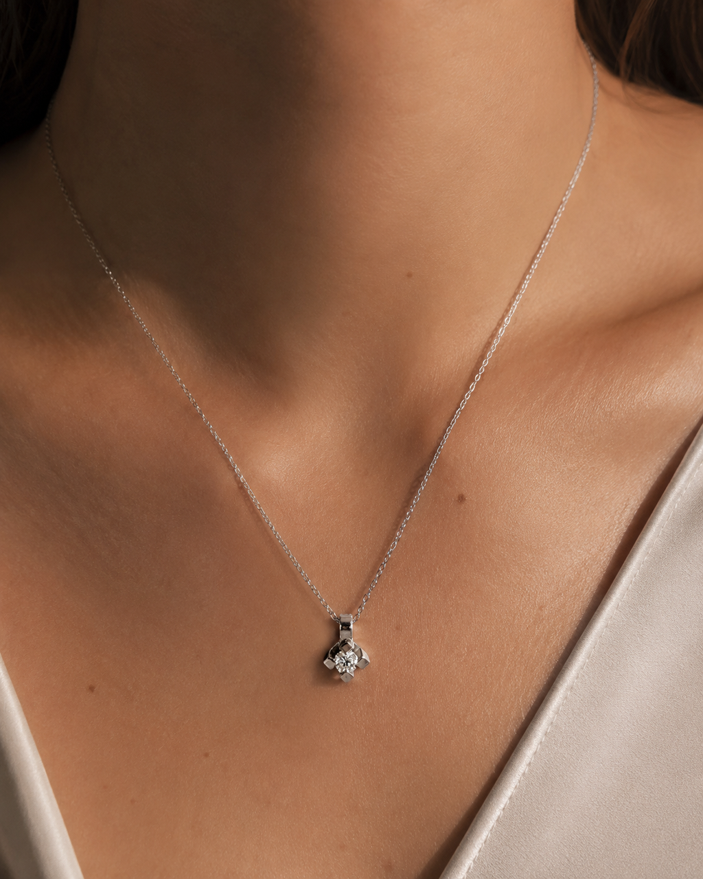 CADENA DE ORO BLANCO CON COLGANTE DIAMANTE