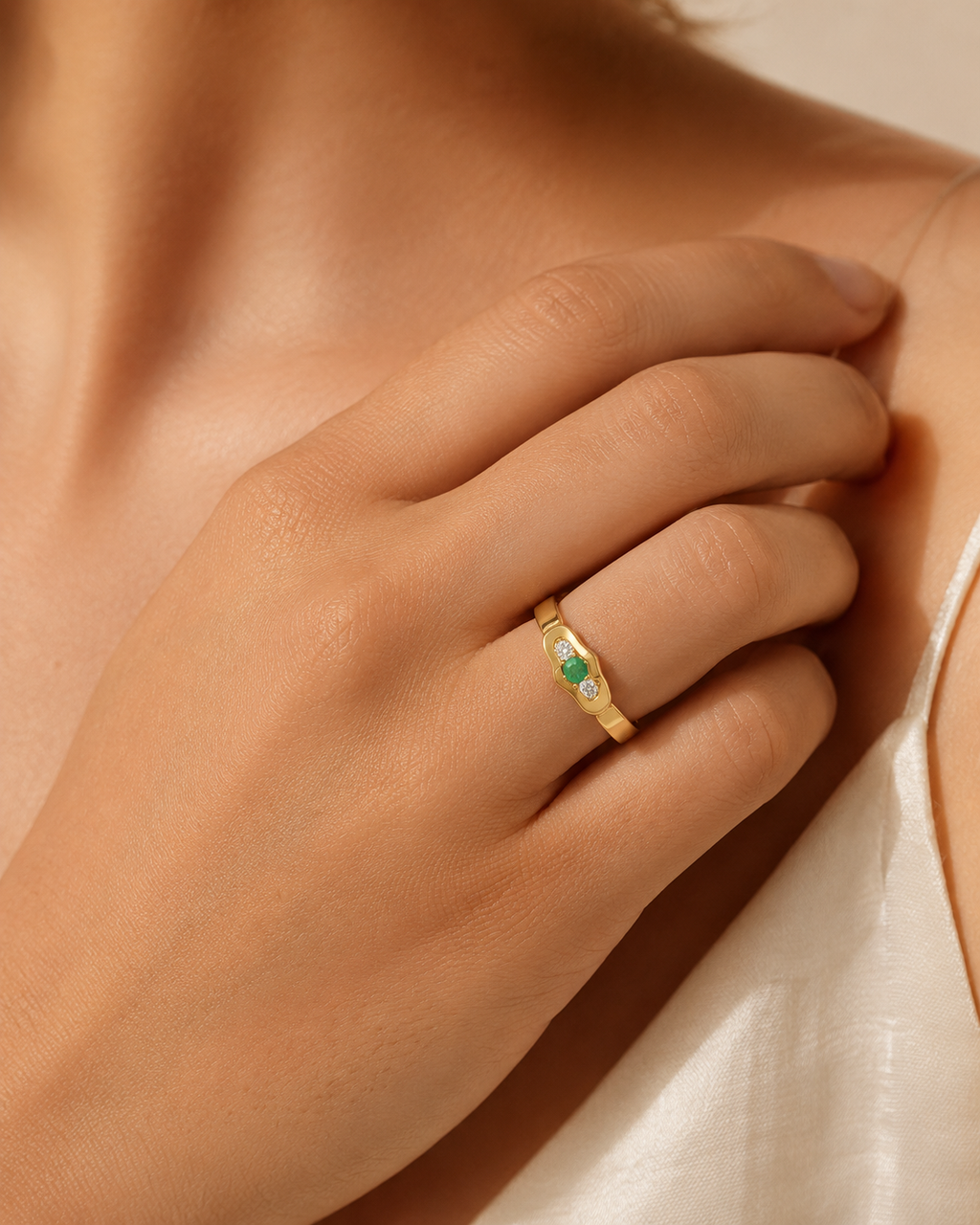 ANILLO CON CIRCONITAS Y ESMERALDA