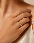 ANILLO CON CIRCONITAS Y ESMERALDA