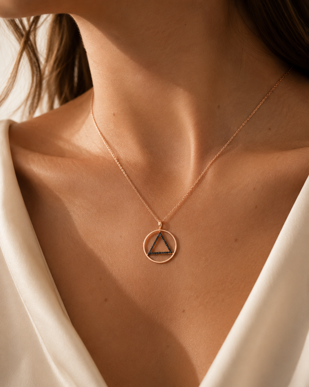 COLGANTE TRIANGULO NOIR ORO ROSA CON DIAMANTES