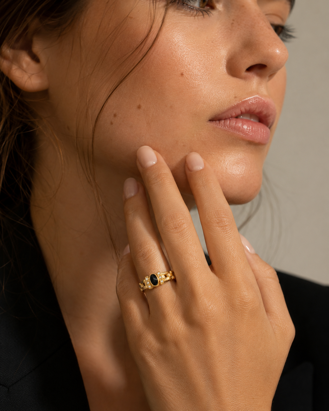 ANILLO CON ZAFIRO Y CIRCONITAS