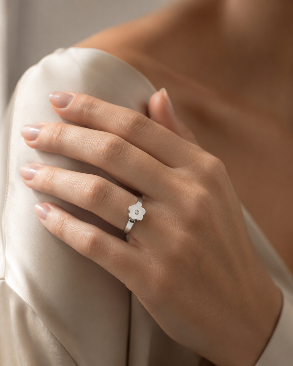 ANILLO FLOR ORO BLANCO CON BRILLANTE