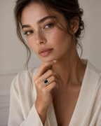 ANILLO DE ORO BLANCO CON DIAMANTES Y ZAFIRO