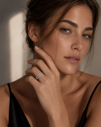 ANILLO V DE ORO BLANCO CON DIAMANTES