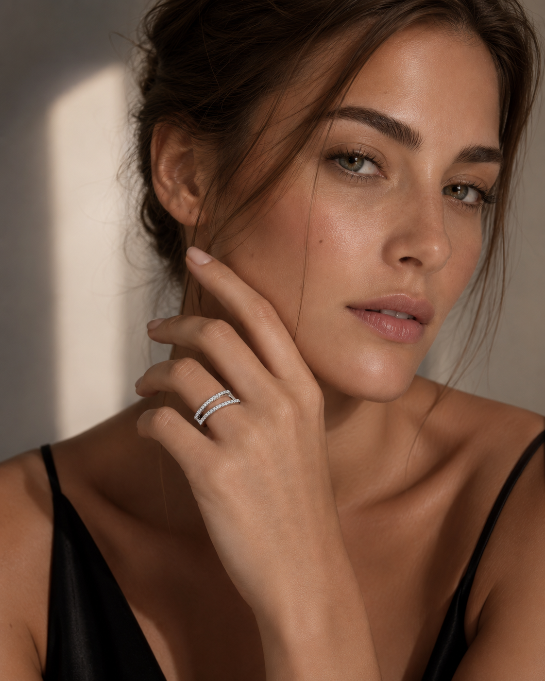 ANILLO V DE ORO BLANCO CON DIAMANTES