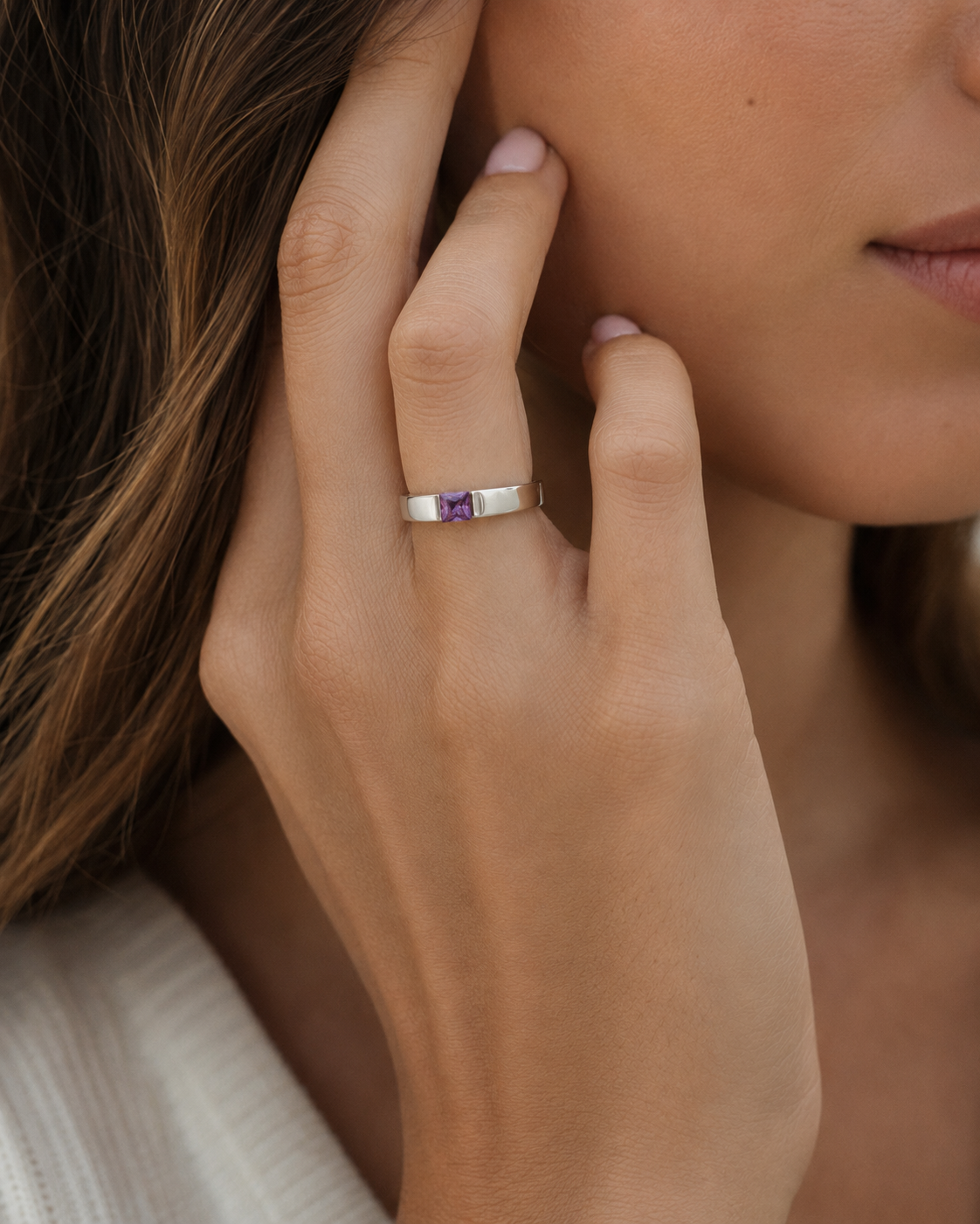 ANILLO DE ORO BLANCO CON PIEDRA LILA