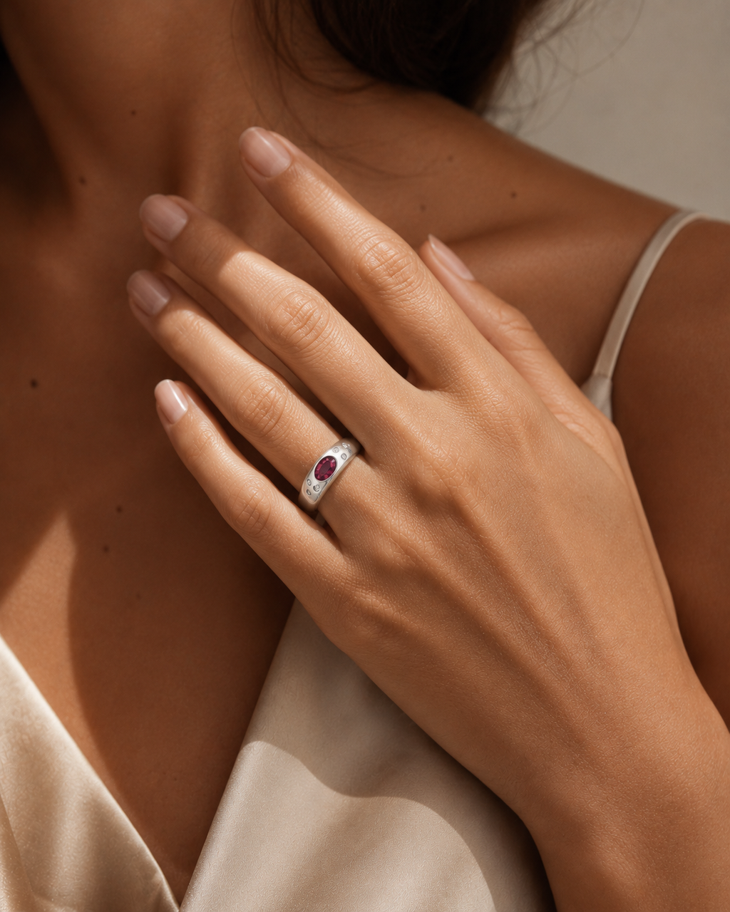 ANILLO GLOBO DE ORO BLANCO CON RUBI Y BRILLANTES