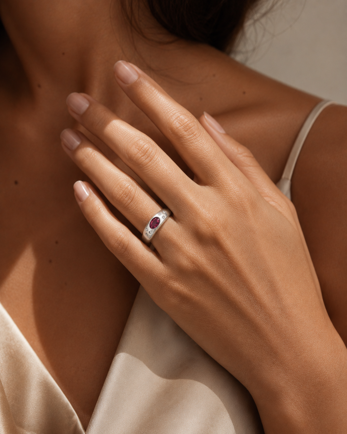 ANILLO GLOBO DE ORO BLANCO CON RUBI Y BRILLANTES