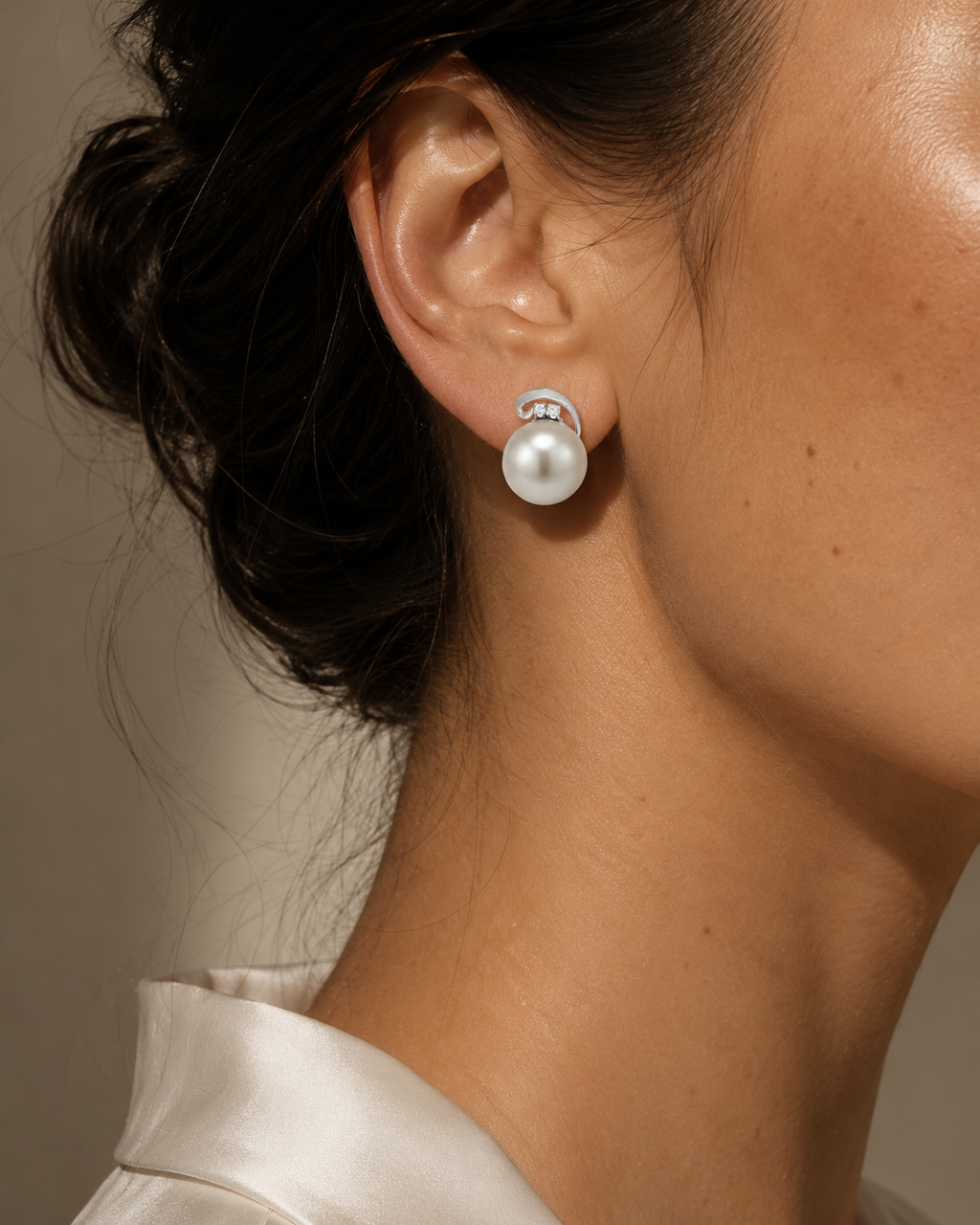 PENDIENTES ORO BLANCO CON DIAMANTES Y MEDIAS PERLAS