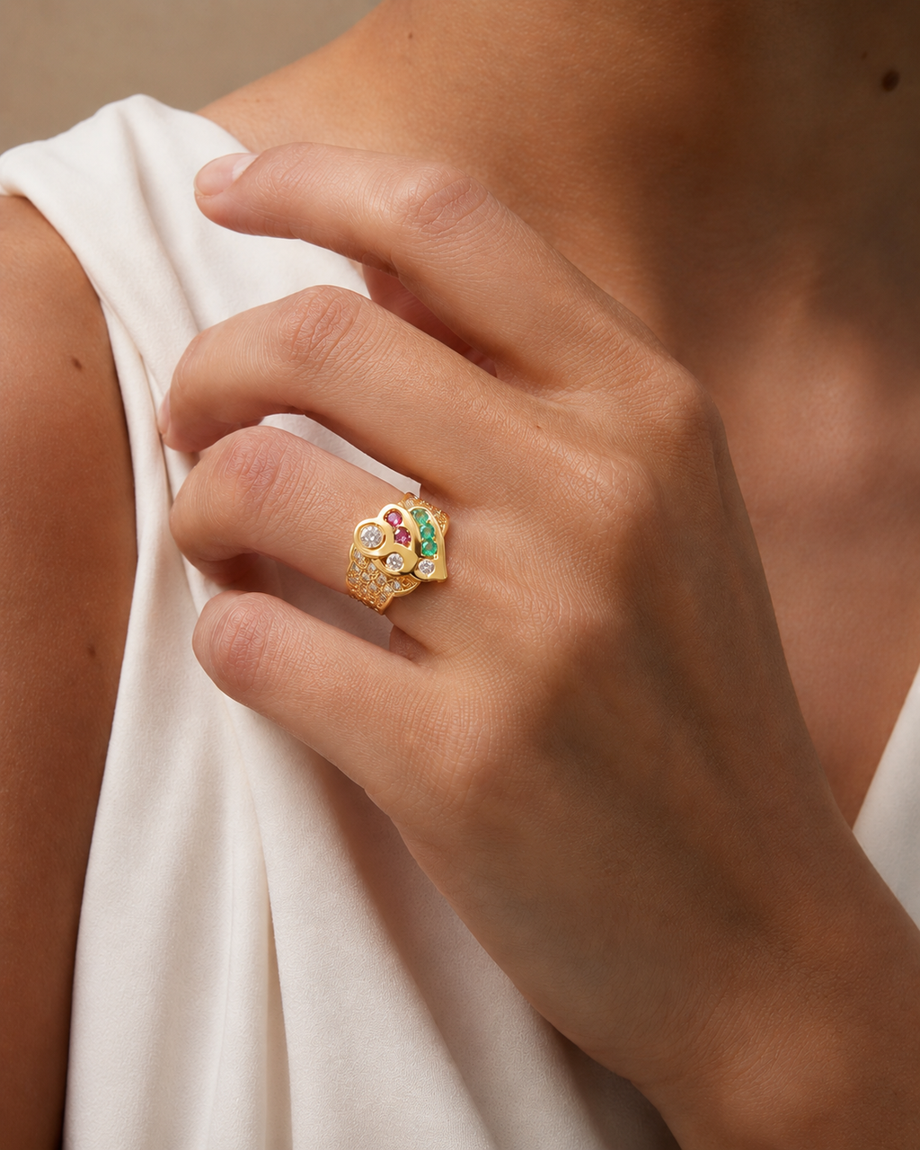 ANILLO CON BRILLANTES RUBIES Y ESMERALDAS