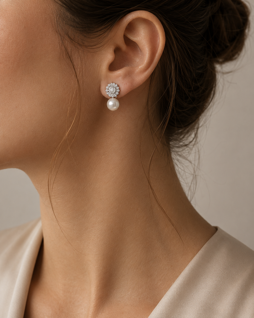 PENDIENTES FLOR DE ORO BLANCO CON DIAMANTES Y PERLAS