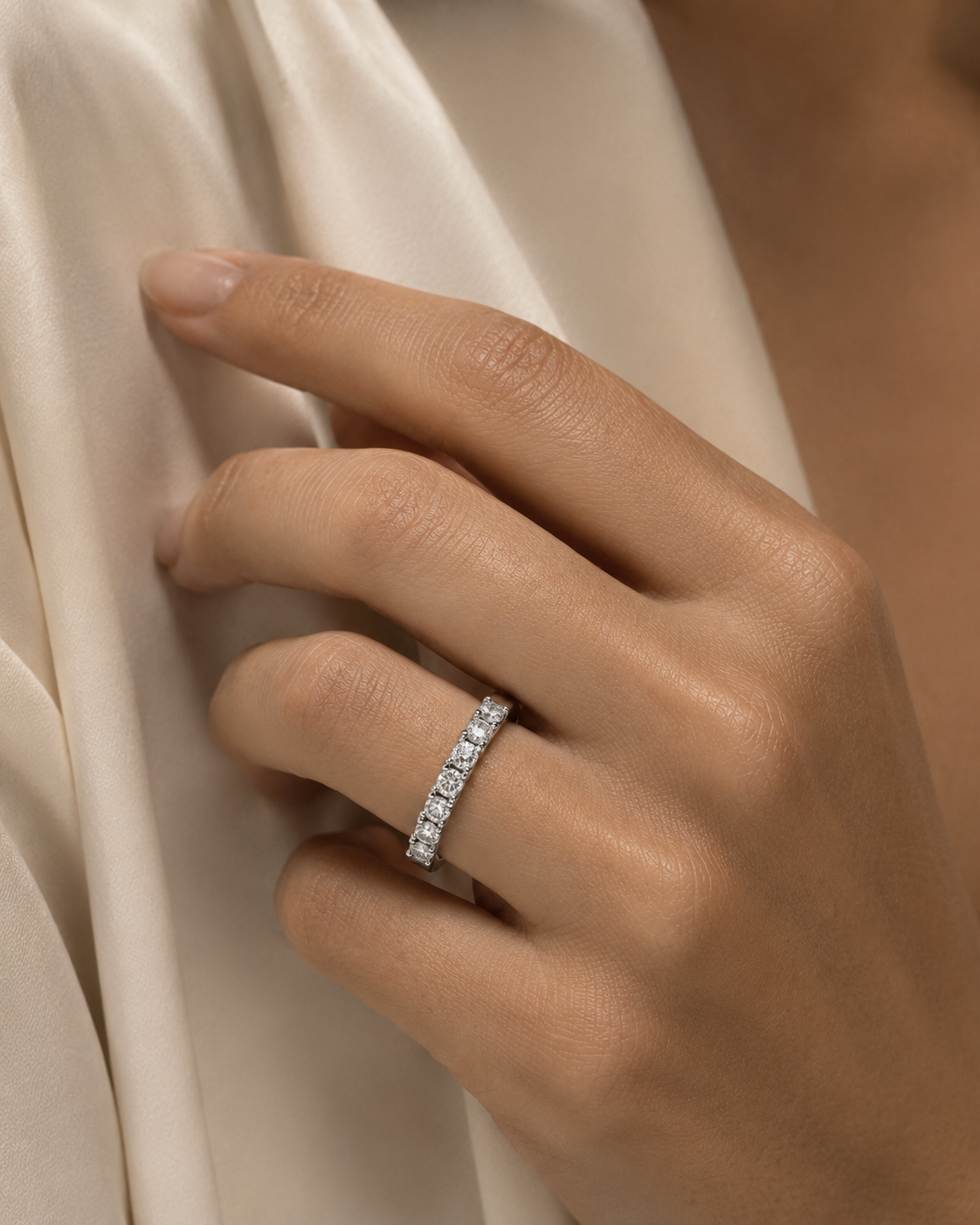 MEDIA ALIANZA DE ORO BLANCO CON 8 DIAMANTES