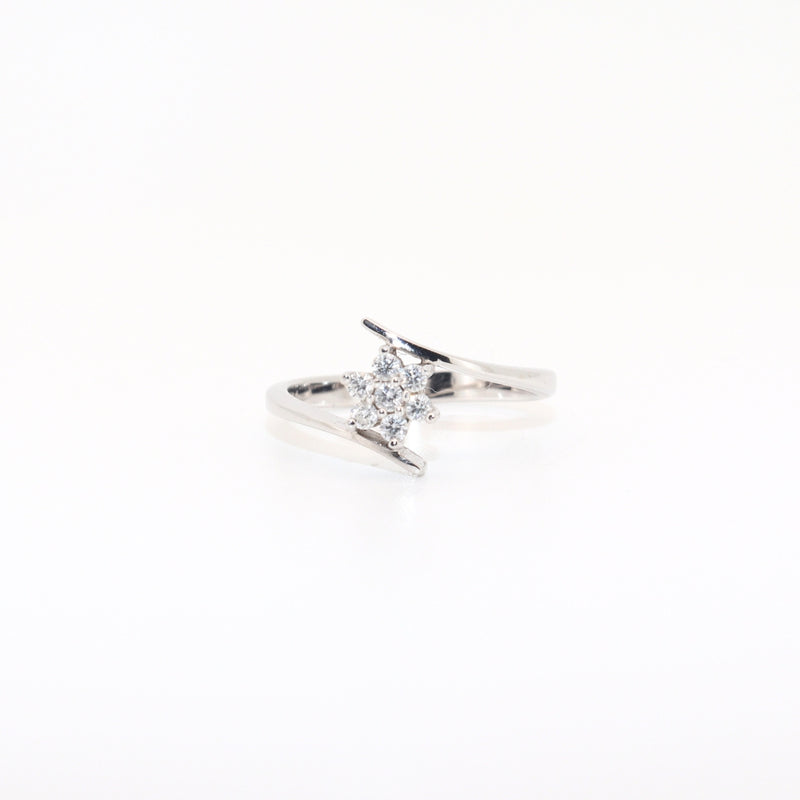 SORTIJA ORO BLANCO FLOR 7 DIAMANTES