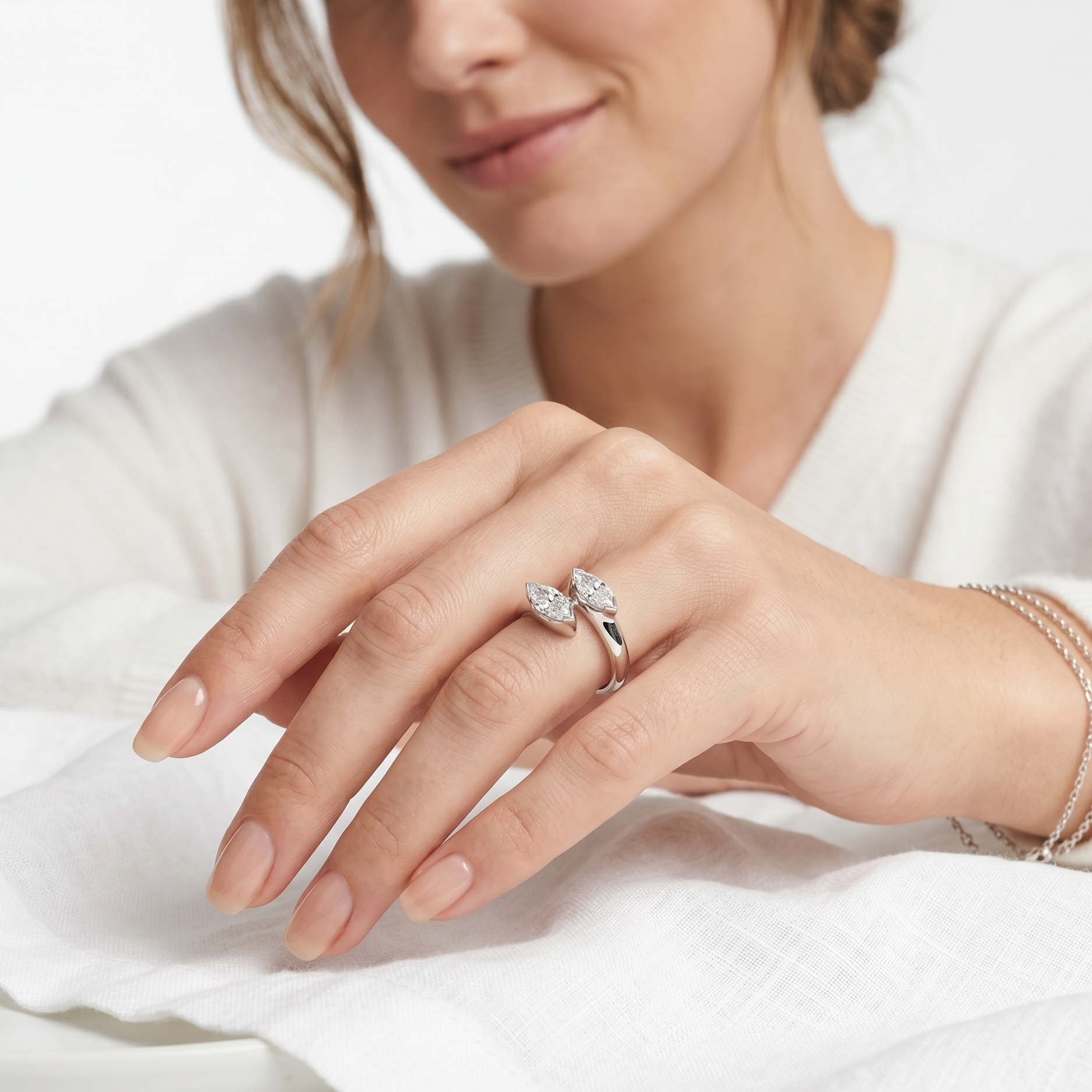 SORTIJA "TU Y YO" ORO BLANCO CON MARQUISES