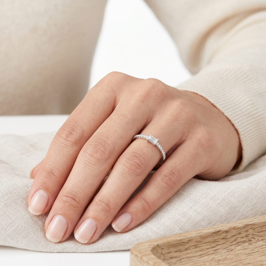 ANILLO ORO BLANCO CON DIAMANTE BAGUETTE Y PUNTAS DE DIAMANTE