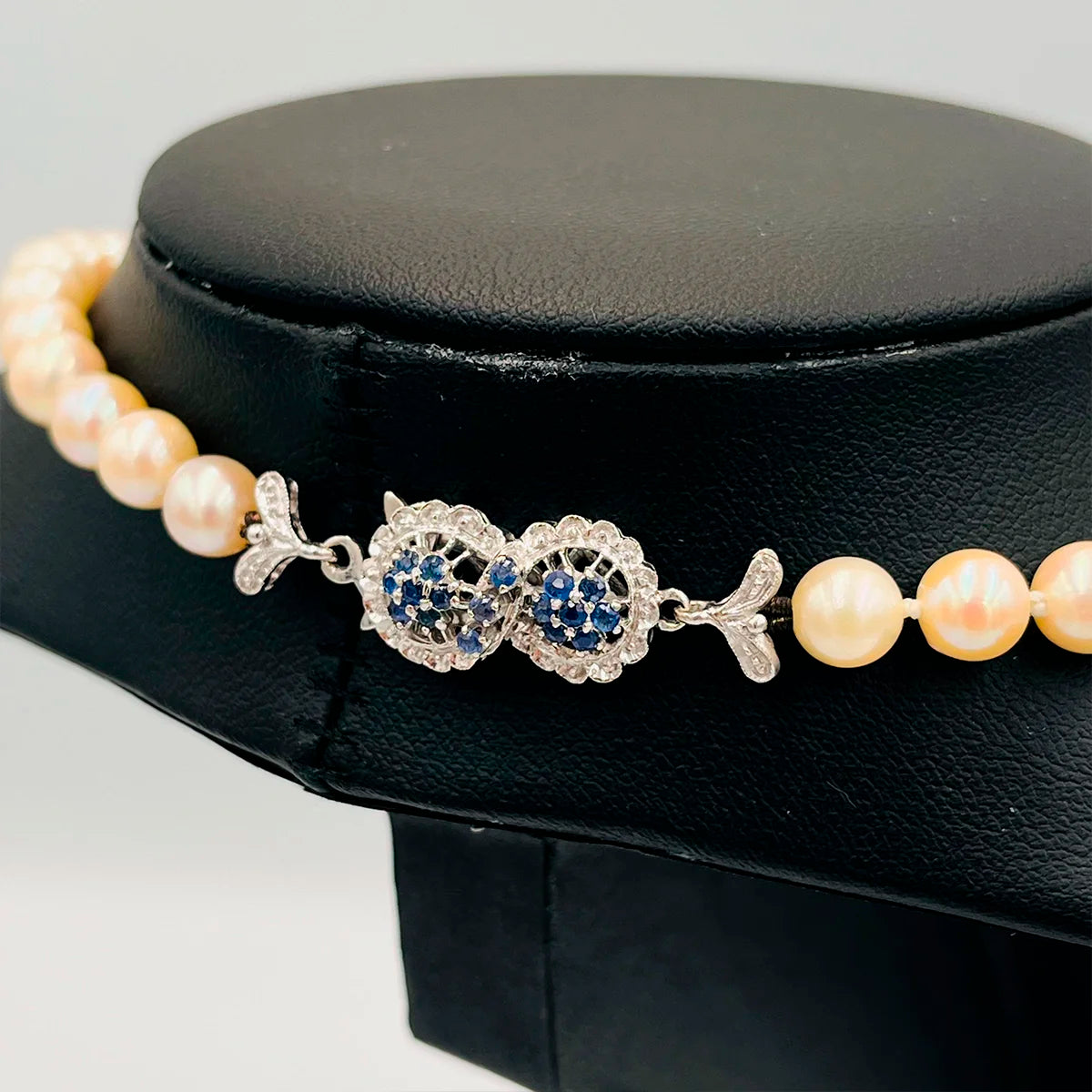 COLLAR DE PERLAS CON CIERRE DE ORO BLANCO