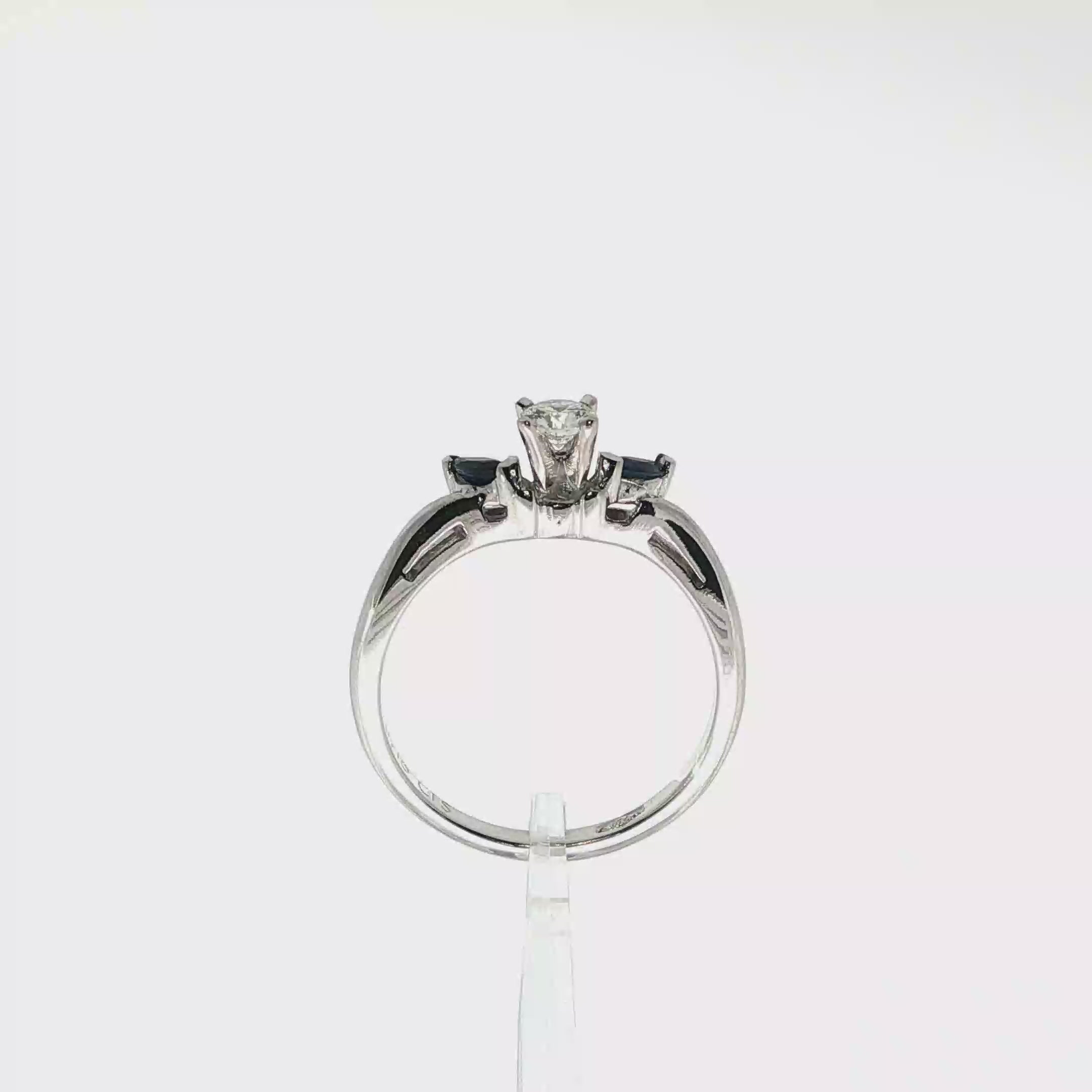 SOLITARIO ORO BLANCO CON DIAMANTE Y ZAFIROS