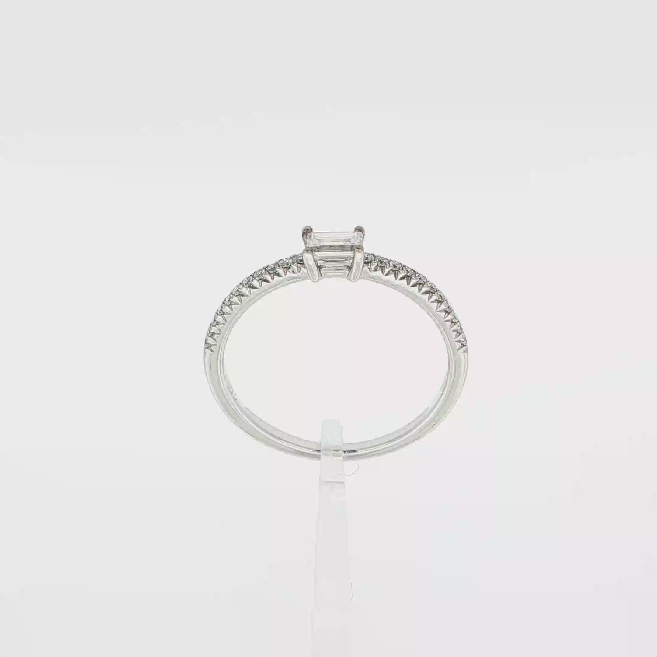 ANILLO ORO BLANCO CON DIAMANTE BAGUETTE Y PUNTAS DE DIAMANTE