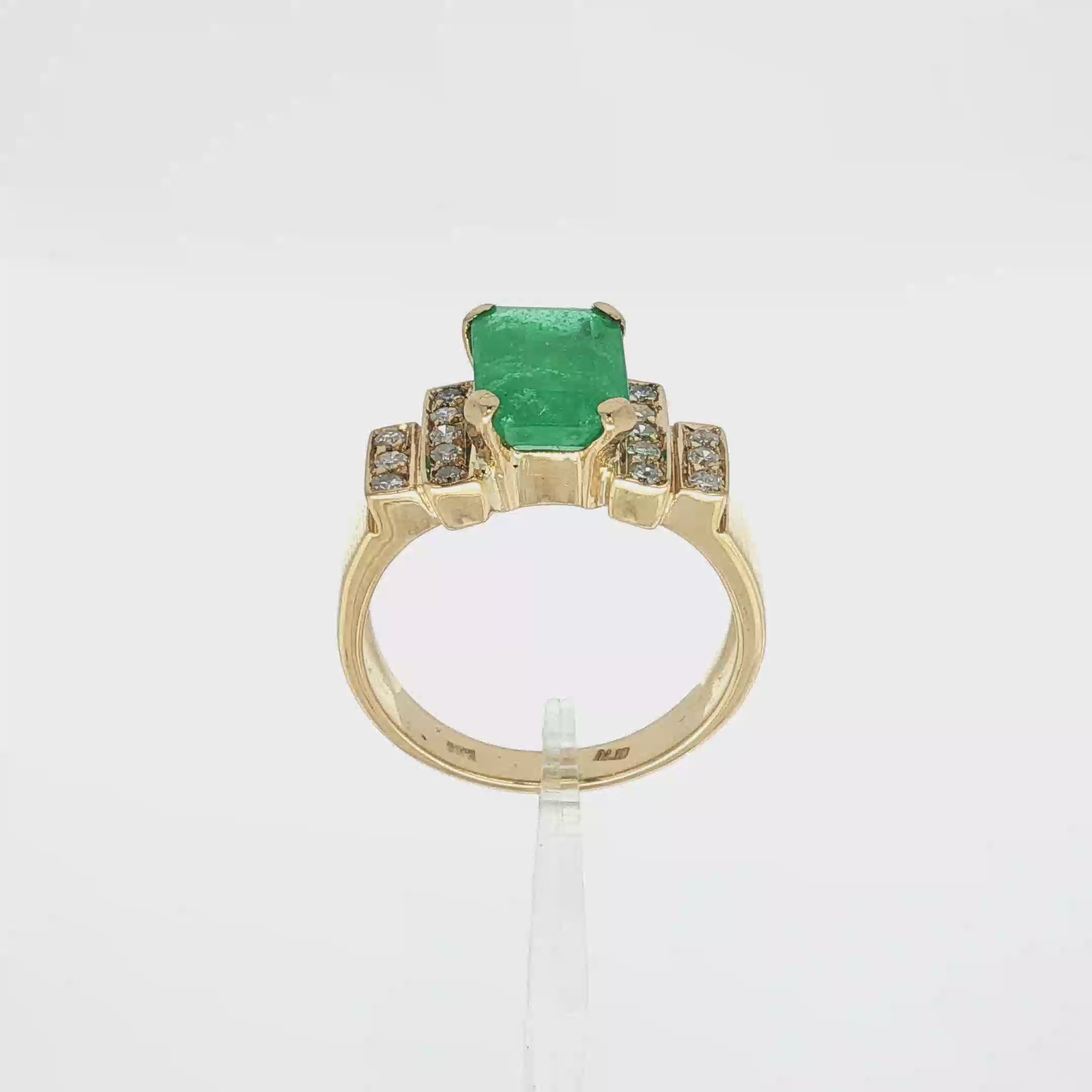 ANILLO CON ESMERALDA Y DIAMANTES